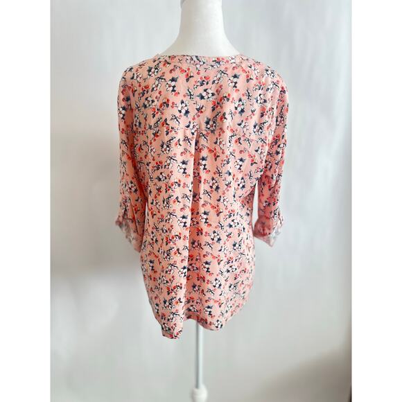 MOTHERHOOD FLORAL PATTERN V-NECK BUTTON DOWN TWO CHEST POCKETS MATERNITY BLOUSE - Picture 3 of 11